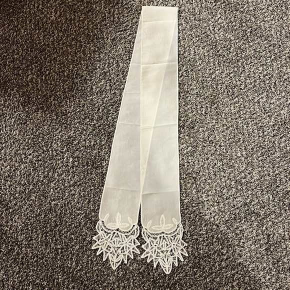 Vintage silk and lace table runner - Picture 2 of 5